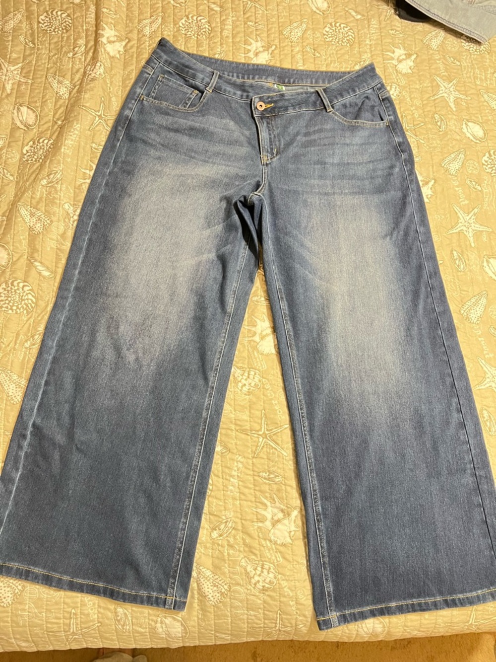 HALARA Wide-Leg Jeans in Medium Blue Fade